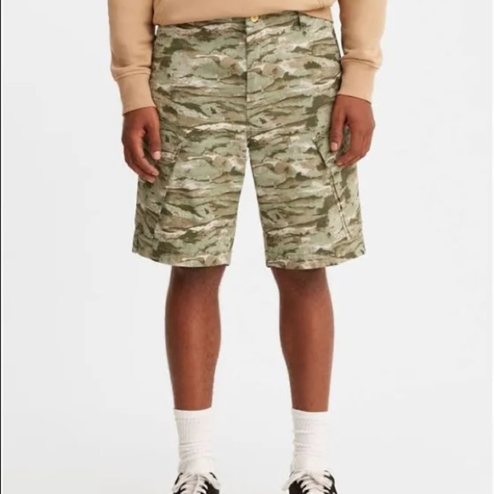 Levi’s camouflage cargo shorts 🩳